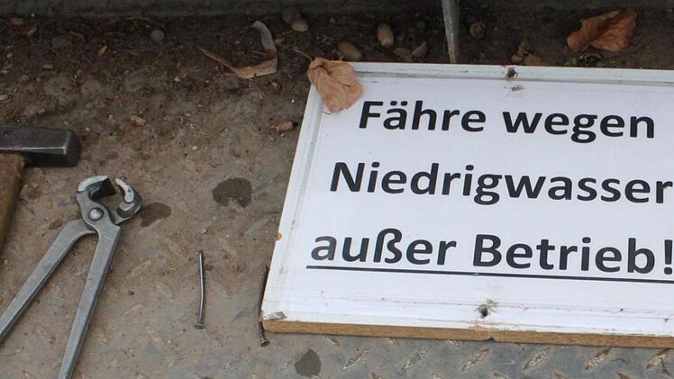 Reinhold Schuhmann steuert seit zwölf Jahren die Pettstadter Fähre. Schuhmann fährt, wann immer es möglich ist. Aber das Schild liegt bereit, falls Niedrigwasser wieder zu einer Unterbrechung des Fährbetriebs zwingt. Fotos: Stefan Fößel