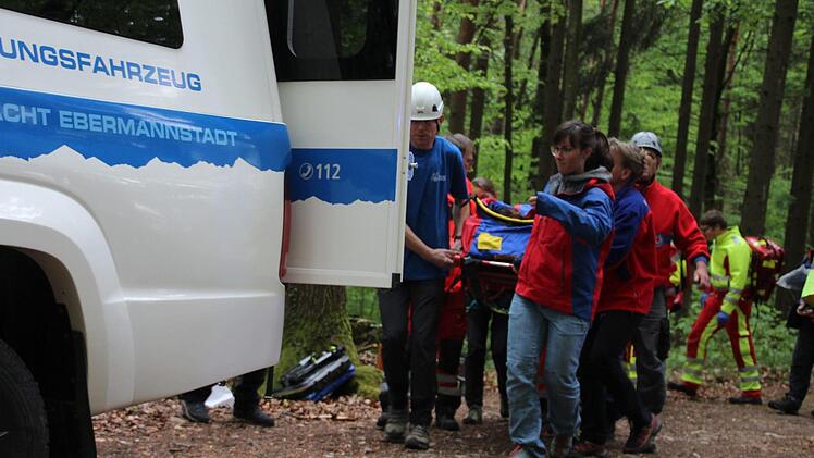 Im Notfall helfen die Rettungskräfte mit Bergesack und Gebirgstrage, den Verletzten aus dem Gelände zu holen. Foto: Ronald Heck