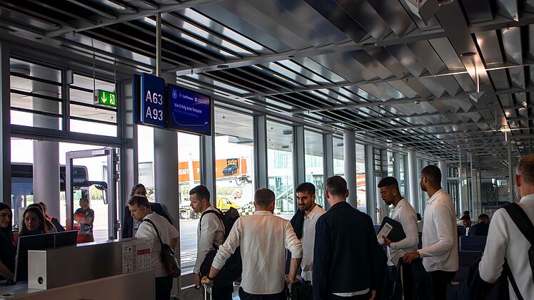 Flughafen Nürnberg: Abflug für Nationalelf - Public-Viewing-Bereich im Aufbau