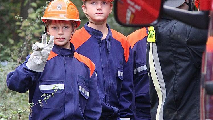 Auch die Jugendfeuerwehr war als Zuschauer im Wald dabei.