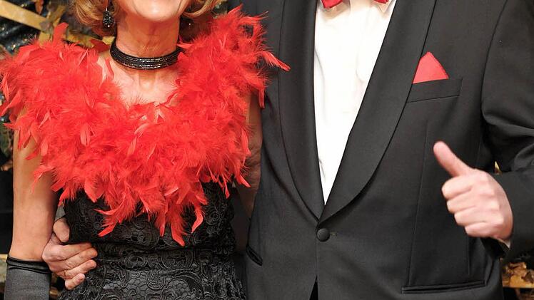 Horst Seehofer mit seiner Frau, recht schlicht mit roter Fliege zum Anzug. Foto: David Ebener, dpa