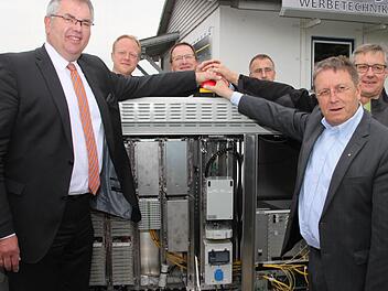 Unser Bild zeigt (von links) IHK-Vizepräsidenten Michael Möschel, Andreas Rudloff von der Telekom, Siegbert Reuther von Reuther NetConsulting, Telekom-Bauleiter Peter Hochgesang, OB Henry Schramm und Achim Fickenscher von der Telekom an der Vermittlungsstelle. Foto: Alexander Hartmann