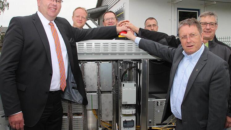Unser Bild zeigt (von links) IHK-Vizepräsidenten Michael Möschel, Andreas Rudloff von der Telekom, Siegbert Reuther von Reuther NetConsulting, Telekom-Bauleiter Peter Hochgesang, OB Henry Schramm und Achim Fickenscher von der Telekom an der Vermittlungsstelle. Foto: Alexander Hartmann