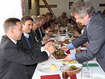 Bürgermeister Norbert Walter (r.) fungiert als Hasenkellner für Landrat Alexander Tritthart.  Foto: Andreas Dorsch