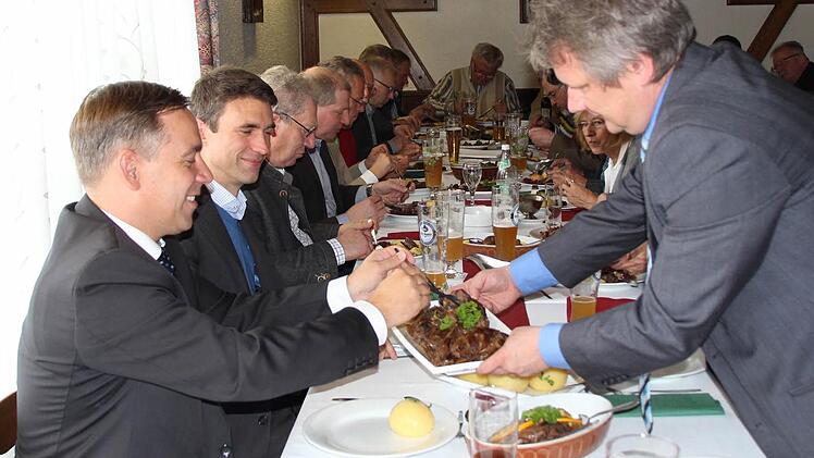 Bürgermeister Norbert Walter (r.) fungiert als Hasenkellner für Landrat Alexander Tritthart.  Foto: Andreas Dorsch