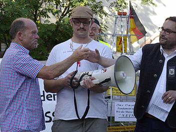 Auch der Markt Elfershausen steht - wie der Landkreis - an der Seite der Bürgerinitiativen, wie Bürgermeister Karlheinz Kickuth (links) und BI-Vorsitzender Markus Stockmann demonstrativ per Handschlag beweisen.