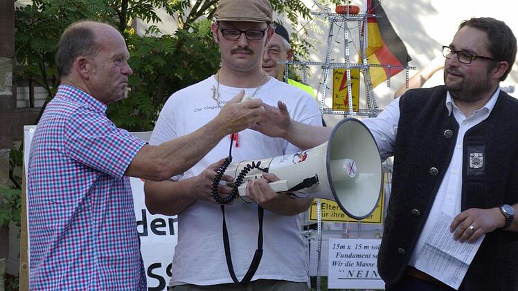 Auch der Markt Elfershausen steht - wie der Landkreis - an der Seite der Bürgerinitiativen, wie Bürgermeister Karlheinz Kickuth (links) und BI-Vorsitzender Markus Stockmann demonstrativ per Handschlag beweisen.