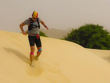 Boa Vista, die drittgrößte der Kapverden, ist eine Wüsteninsel mit kilometerlangen Sandstränden. Diese Passagen verlangen den Teilnehmern des Ultramarathons, darunter der Coburger Markus Süße, alles ab.  Fotos: privat