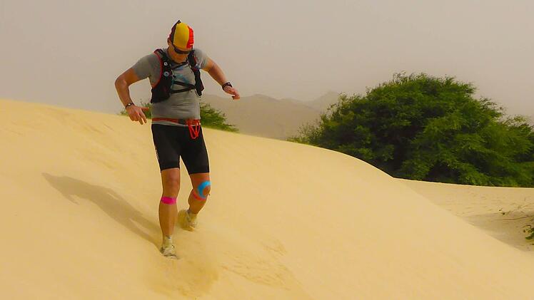Boa Vista, die drittgrößte der Kapverden, ist eine Wüsteninsel mit kilometerlangen Sandstränden. Diese Passagen verlangen den Teilnehmern des Ultramarathons, darunter der Coburger Markus Süße, alles ab.  Fotos: privat