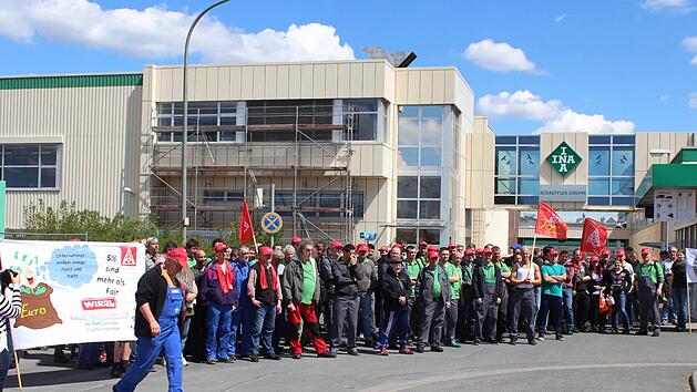 Vor der Hauptzufahrt der Höchstadter Schaeffler-Werke postierten sich rund 150 Mitarbeiter zu einem ersten Warnstreik.  Fotos: Andreas Dorsch