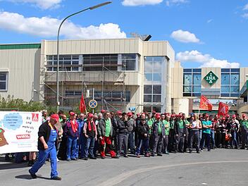 Vor der Hauptzufahrt der Höchstadter Schaeffler-Werke postierten sich rund 150 Mitarbeiter zu einem ersten Warnstreik.  Fotos: Andreas Dorsch