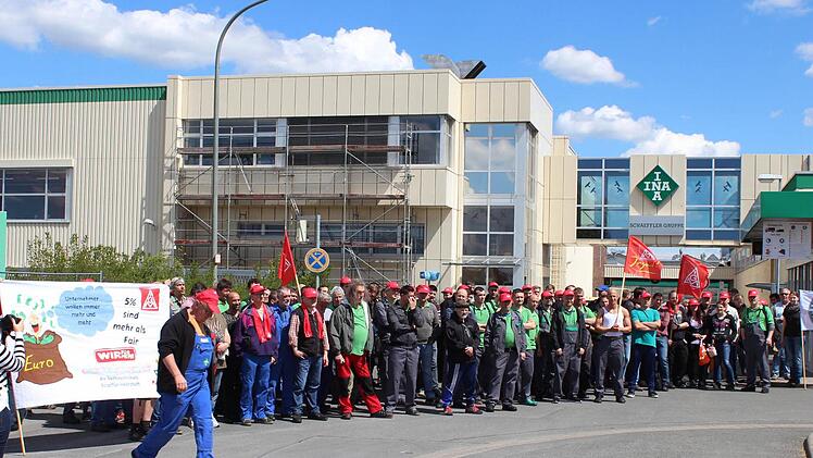 Vor der Hauptzufahrt der Höchstadter Schaeffler-Werke postierten sich rund 150 Mitarbeiter zu einem ersten Warnstreik.  Fotos: Andreas Dorsch