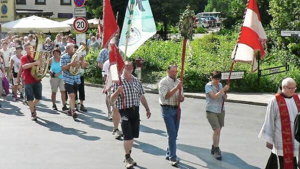 Erstmals begleitete das neue Banner der DJK Kirchaich das Wallfahrtsbild und die Pilger vom Steigerwald bis nach Vierzehnheiligen. Dort zogen die Wallfahrer in die Basilika ein. Foto: Sabine Weinbeer