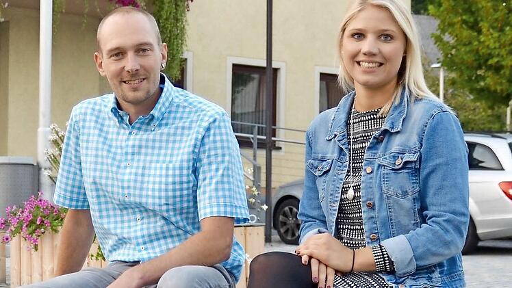 Laura Wilm ist nun als Gemeindejugendpflegerin im Markt Burkardroth unterwegs. Ihr Vorgänger Tobias Meierl war sechs Jahre in der Großgemeinde tätig. Hier sitzen beide am Marktplatz in Burkardroth. Foto: Kathrin Kupka-Hahn