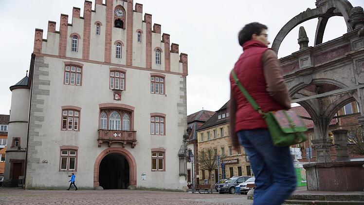 Die Fassade bleibt unangetastet. Das Rathaus bekommt allerdings neue Fenster. Foto: Archiv/Arkadius Guzy