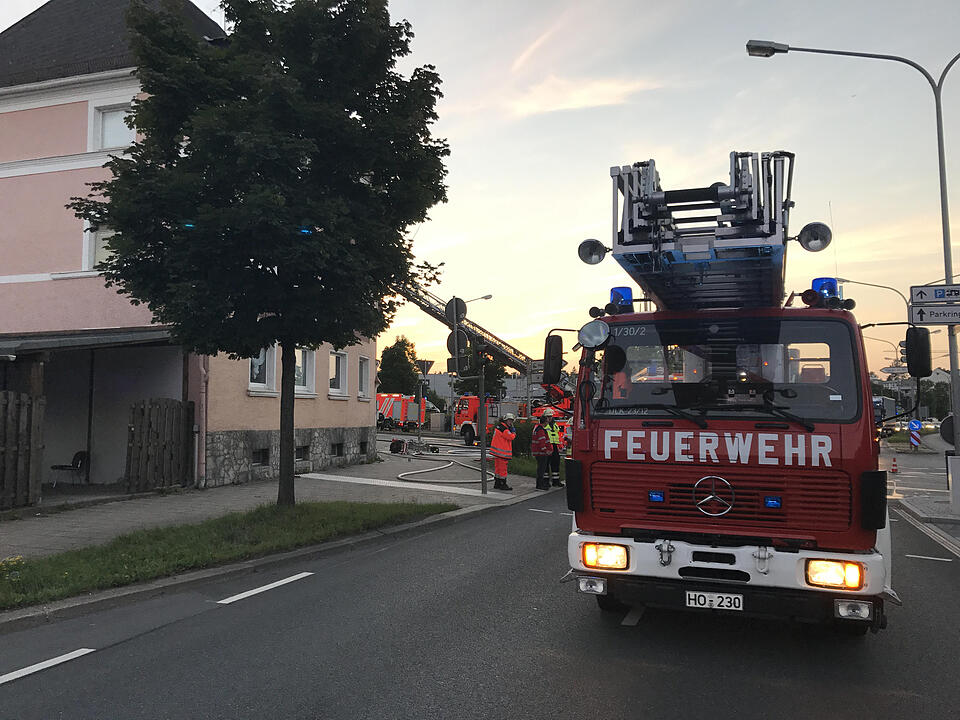 Kellerbrand breitet sich in einem Hofer Mehrfamilienhaus aus