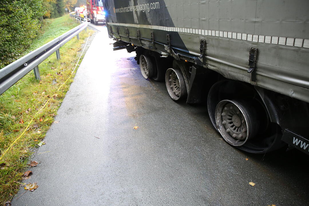 Schwarzenbach: Lkw reißt sich Dieseltank auf