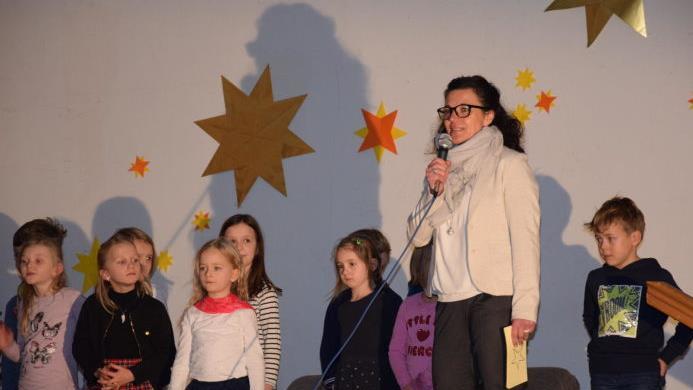 Jede Klasse beteiligte sich an der Weihnachtsfeier der Grundschule Schondratal.Horst Conze