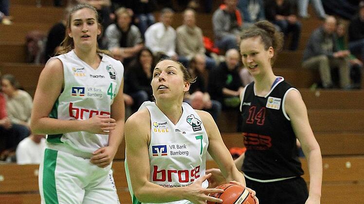 Sechs der ersten acht Bamberger Punkte in Langen erzielte Svenja Zeis (vorn); links ihre Mannschaftskameradin Victoria Waldner. Foto: sportpress