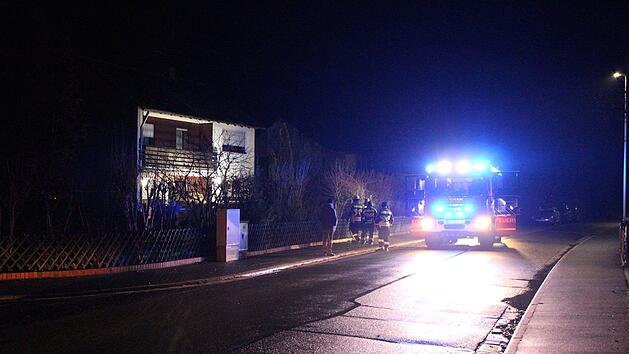 F&uuml;r einen Mann kam bei einem Brand in Adelsdorf leider jede Hilfe zu sp&auml;t. Foto: News5 / Schmelzer