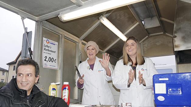 Mutter und Tochter genossen sichtlich den Spa&szlig; mit den vielen  Neustadtern, die zum Bratwurstessen auf den Marktplatz kamen.  Foto: Manja von Nida