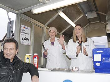Mutter und Tochter genossen sichtlich den Spaß mit den vielen  Neustadtern, die zum Bratwurstessen auf den Marktplatz kamen.  Foto: Manja von Nida