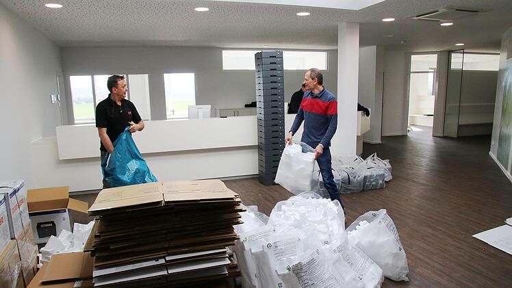 Endspurt für den Umzug: Im Empfangsraum der neuen Gemeinschaftspraxis wird gearbeitet.  Fotos: Sebastian Schanz