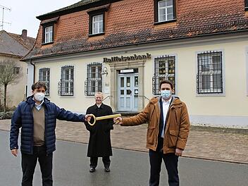 Symbolische Schlüsselübergabe: Pommersfeldens Bürgermeister Gerd Dallner (l.) ist der neue Hausherr. Im Bild rechts Raiffeisenvorstand Stefan Gebhardt, hinten Mitte Raiffeisenvorstand Harald Wehner Foto: See