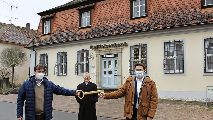 Symbolische Schlüsselübergabe: Pommersfeldens Bürgermeister Gerd Dallner (l.) ist der neue Hausherr. Im Bild rechts Raiffeisenvorstand Stefan Gebhardt, hinten Mitte Raiffeisenvorstand Harald Wehner Foto: See