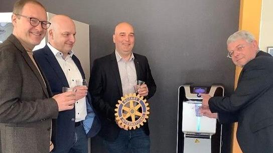 Sie freuen sich über den neuen Trinkwasserspender: (von links) Volker Schmitt (Rotarier), Münnerstadts Bürgermeister Michael Kastl, Christian Wolf (Präsident der Rotarier Bad Kissingen) und Klaus Grübel (Rektor der Mittelschule Münnerstadt).