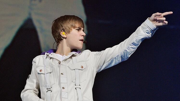 Justin Bieber sorgte für ausverkaufte Hallen und kreischende Fans. Doch mit dem Ruhm kamen auch die Probleme. Die ZDFinfo-Doku "The True Story of Justin Bieber" zeigt, mithilfe sorgfältig ausgewählter Archivinterviews und Aufzeichnungen, wie der junge Star nie ein normales Leben führen konnte.