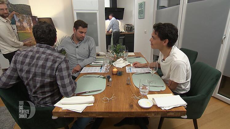 Damit er in der Küche seine Ruhe hat, beschäftigt Timo die Jungs mit einem Quiz.