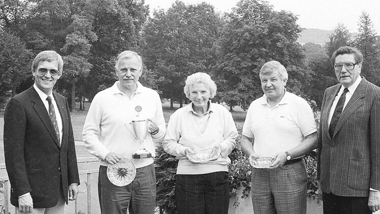 Der Pr&auml;sident des Kissinger Rotary Clubs, Dr. Hans Hartwig (links), und Pokalstifter Dr. Theodor-Adam Schmitt von der Schilling-Bank (rechts) freuen sich mit den Siegern des Golfturniers (von links): Pr&auml;sident des Kissinger Golf-Clubs Hans-Joachim Kaiser (1. Platz), Irma Weyermann und Horst Pawlowski.