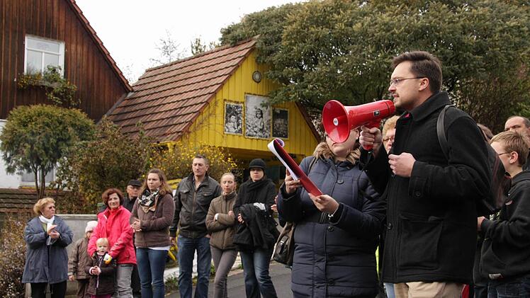 Die Geschichte der Sektenkinder bewegt den Landkreis: Zuletzt haben  am Sonntag Menschen  in Ailsbach gegen den Sekten-Guru demonstriert. Doch auch die Mahnwachen  wurden von den Mitgliedern des Jugendhilfeausschusses kritisiert.  Foto: S.Martin (Archiv)