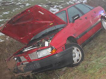 Die Polizei sicherte die Unfallstelle im Nebel zwischen Friesen und Birkach ab, bis das Unfallfahrzeug aus dem Straßengraben gezogen war.  Foto: Marco Meißner