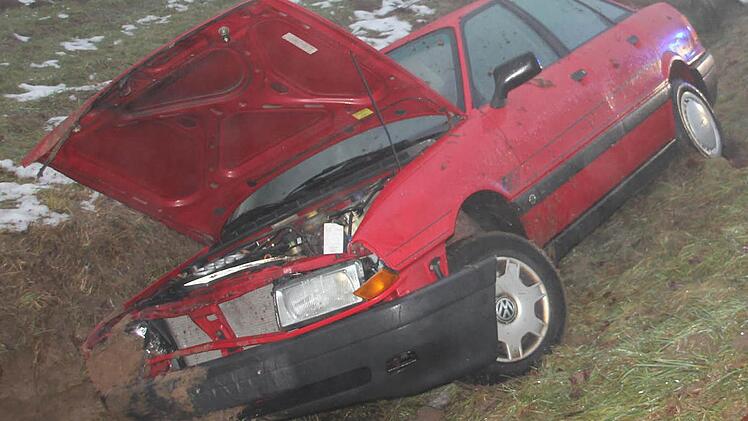 Die Polizei sicherte die Unfallstelle im Nebel zwischen Friesen und Birkach ab, bis das Unfallfahrzeug aus dem Straßengraben gezogen war.  Foto: Marco Meißner
