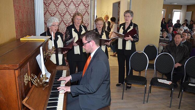 Sie umrahmten die Eröffnungs- und Weihefeier musikalisch und gesanglich. Am Klavier, Uwe Thoma und die Frauensinggruppe, von links Malwine Beitzinger, Wiltrud Fehn, Hildegard Fillweber, Gertrud Seidel.