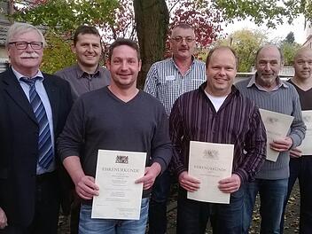 Dienst- beziehungsweise Arbeitsjubiläen verdienter Mitarbeiter gab es beim Forstbetrieb Bad Brückenau. Forstbetriebsleiter Wolfram Zeller (von links) zeichnete Marco Herbert (25 Jahre), Sandro Albert (25), Rainer Balling (40), Udo Mültner (25), Ewald Halbig (25) und Robert Hergenröther (25) aus. Auf dem Bild fehlen Klaus Zeier (40) sowie Silvio Wendt (25 ). Foto: Forstbetrieb