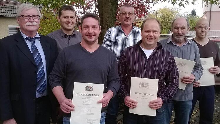 Dienst- beziehungsweise Arbeitsjubiläen verdienter Mitarbeiter gab es beim Forstbetrieb Bad Brückenau. Forstbetriebsleiter Wolfram Zeller (von links) zeichnete Marco Herbert (25 Jahre), Sandro Albert (25), Rainer Balling (40), Udo Mültner (25), Ewald Halbig (25) und Robert Hergenröther (25) aus. Auf dem Bild fehlen Klaus Zeier (40) sowie Silvio Wendt (25 ). Foto: Forstbetrieb