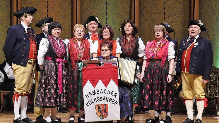 Bodenständige fränkische Volksweisen, Wein und Liebeslieder mit einem Schuss hintersinnigem Humor sind das Markenzeichen der Hambacher Volkssänger. Foto: Peter Klopf