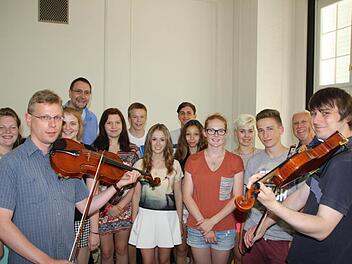Die Bad Kissinger Gymnasiasten zusammen mit Matthias Wiesner und Peter Mallinson. Foto: Ralf Ruppert
