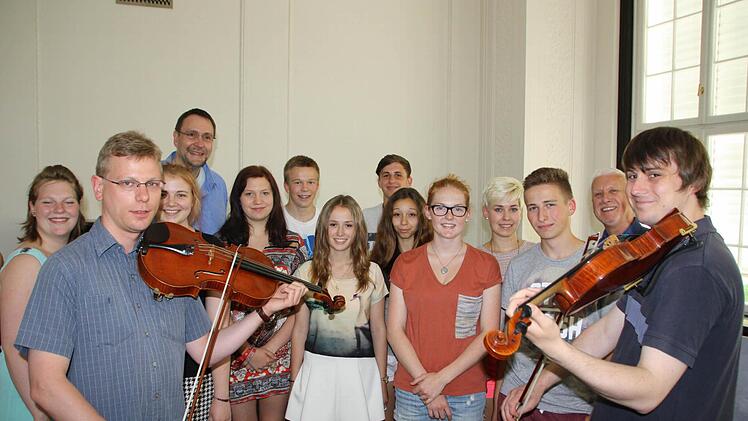 Die Bad Kissinger Gymnasiasten zusammen mit Matthias Wiesner und Peter Mallinson. Foto: Ralf Ruppert