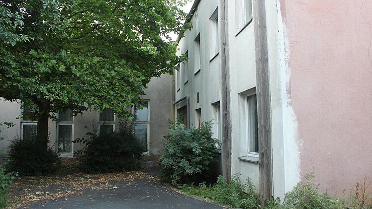 Bis vor wenigen Wochen spielten hier noch Kinder der Asylbewerber. Es sei eine gute Nachbarschaft gewesen, sagt der Schützenmeister. Doch die Unterkunft wies bauliche Mängel auf und wurde deshalb geschlossen.  Foto: Popp