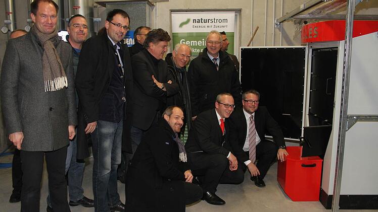 Das Feuer lodert - beim Anschürfest überzeugten sich die Ehrengäste mit einem Blick in die Gilles-Kessel, dass der Ofen auch brennt. Foto: Sonja Adam