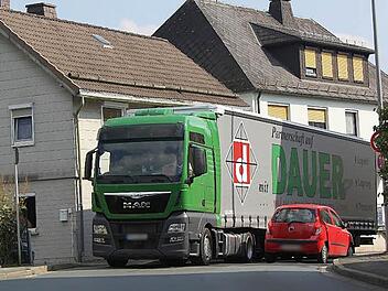 Im Bereich der Metzgerei Böhm kann es auf der Welitscher Straße schon mal eng werden. Eine Entschärfung der Situation wäre deshalb wünschenswert. Fotos: Veronika Schadeck