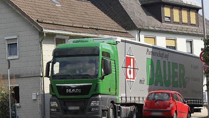 Im Bereich der Metzgerei Böhm kann es auf der Welitscher Straße schon mal eng werden. Eine Entschärfung der Situation wäre deshalb wünschenswert. Fotos: Veronika Schadeck