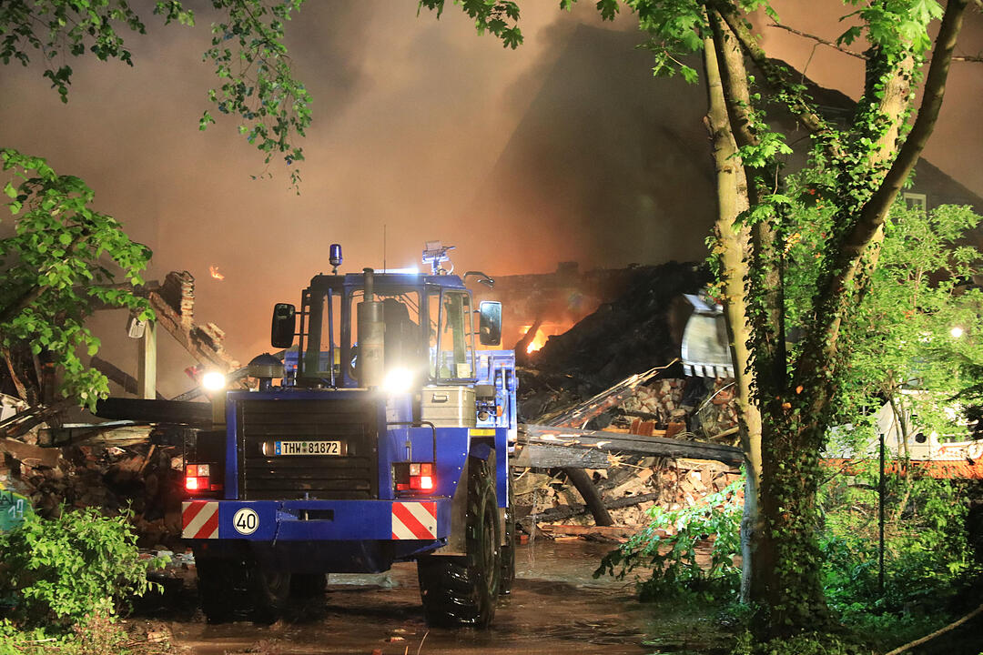 Ein Feuer hat die Diskothek "Rosenau" in Bayreuth völlig zerstört. Acht Menschen wurden verletzt. Der Brand ist unter Kontrolle.