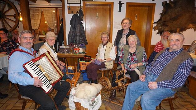 Tradition und Brauchtum bewahren, das liegt der M&uuml;hlengrundwirtin Marianne Rauh (stehend) am Herzen. Mit ihr veranstalteten die Spinnstube (von links), Walter Wiesner (Oberbach), Ludwina Abert (Wildflecken), Hedwig R&ouml;hner, Gertrud Jokiel und Felix Back. Foto: Marion Eckert