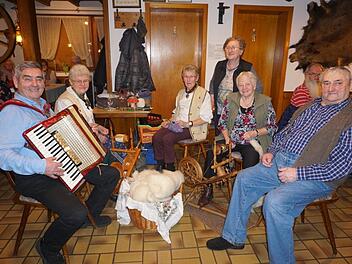 Tradition und Brauchtum bewahren, das liegt der Mühlengrundwirtin Marianne Rauh (stehend) am Herzen. Mit ihr veranstalteten die Spinnstube (von links), Walter Wiesner (Oberbach), Ludwina Abert (Wildflecken), Hedwig Röhner, Gertrud Jokiel und Felix Back. Foto: Marion Eckert