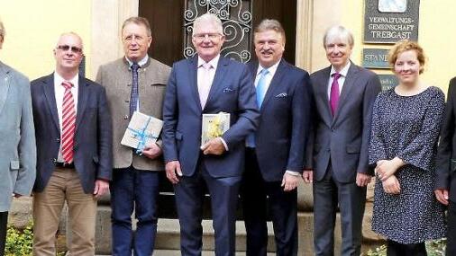 Erinnerungsfoto vor dem VG-Gebäude zum 40-jährigen Bestehen (von rechts): Bürgermeister Werner Diersch, VG-Leiterin Karin Winkler, stellvertretender Regierungspräsident Thomas Engel, Landrat Klaus Peter Söllner, VG-Vorsitzender und Bürgermeister Günther Hübner, Bezirkstagspräsident und Oberbürgermeister Henry Schramm, Bürgermeister Stephan Heckel-Michel und Pfarrer Peter Ahrens.  Foto: Dieter Hübner